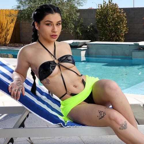 Delilah Dagger spinner creampied after Soaked Battle with water guns at poolside